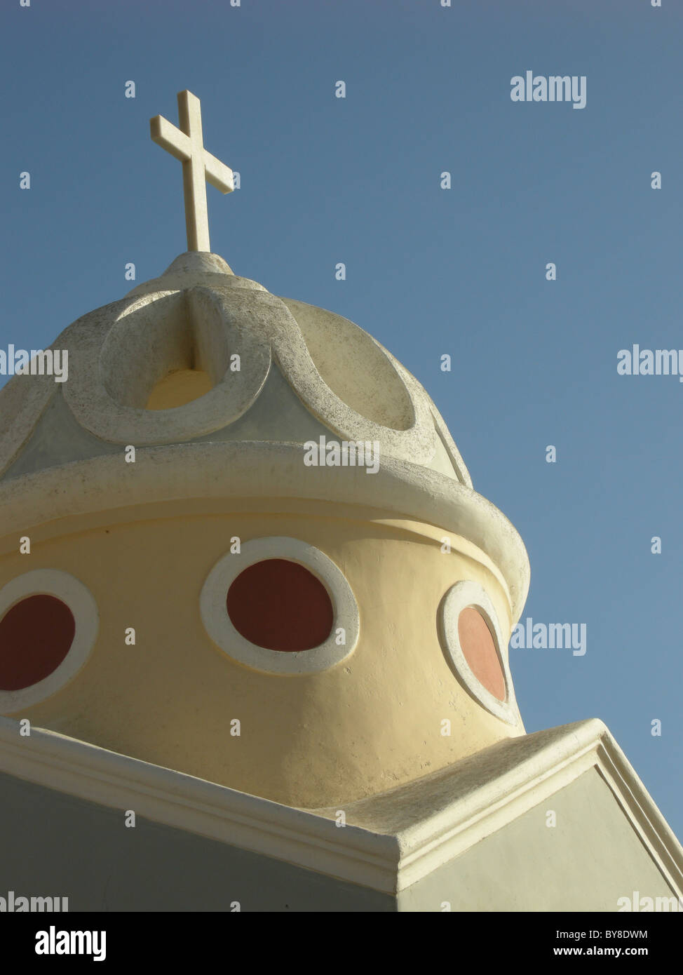 Das gewölbte Dach und Bell Turm einer Kirche in Fira auf der griechischen Insel Santorin in der Ägäis Stockfoto