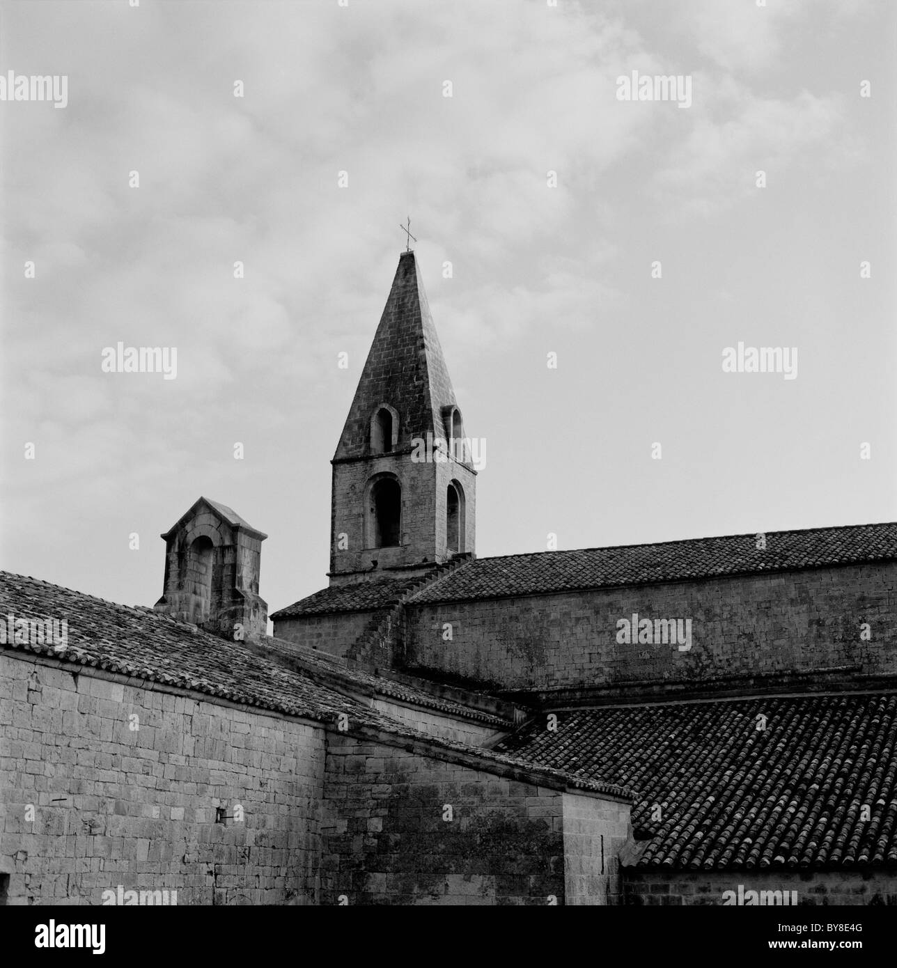 Kirchturm, Kirchenschiff und Ziegeldach des Doms. Stockfoto