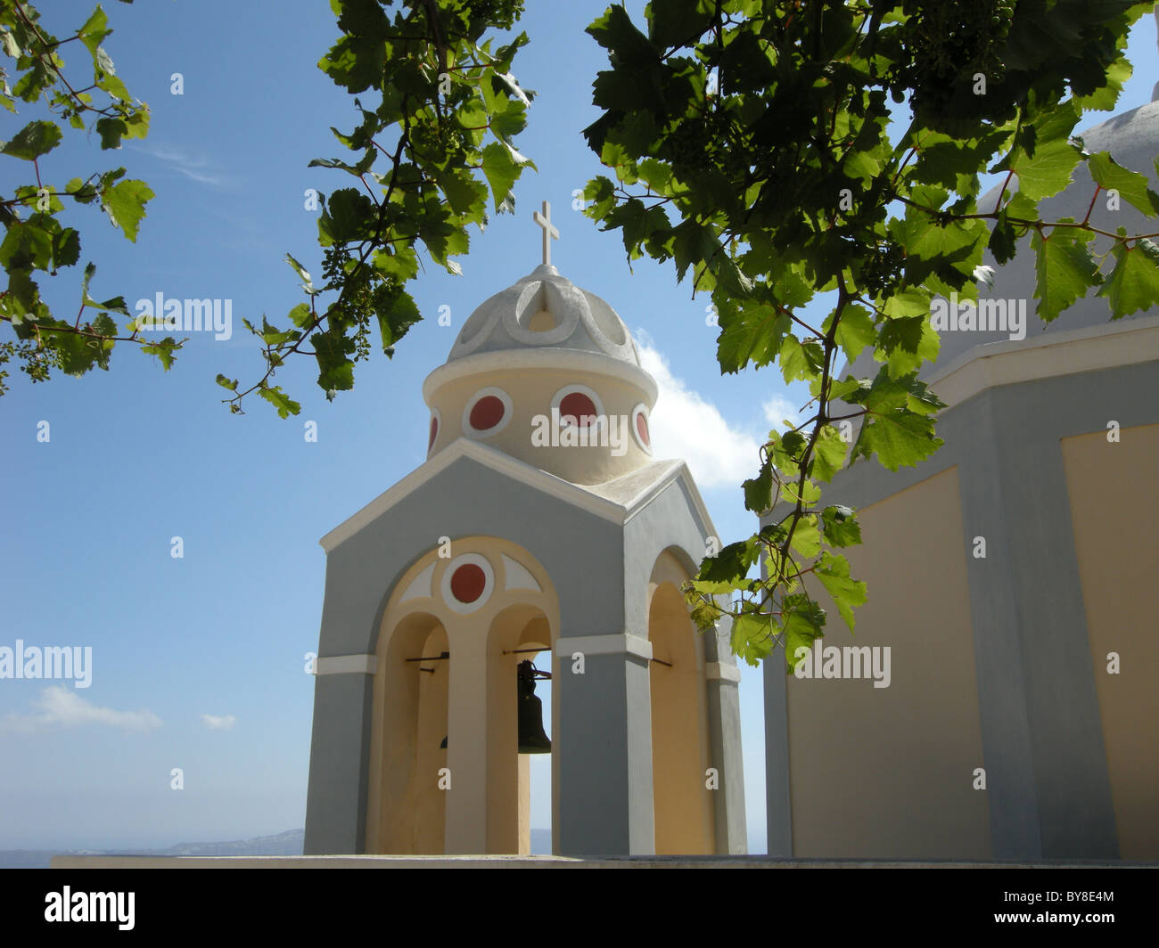 Das gewölbte Dach und Bell Turm einer Kirche in Fira auf der griechischen Insel Santorin in der Ägäis Stockfoto