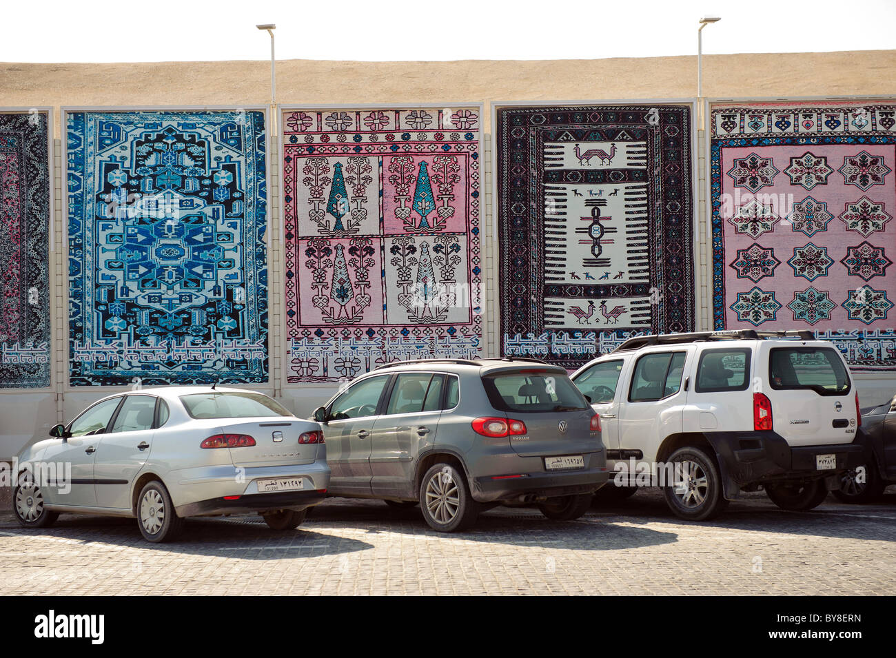 Teppiche und Teppichböden hängen neben einem Parkplatz in Katara das Kulturdorf in Doha, Katar Stockfoto
