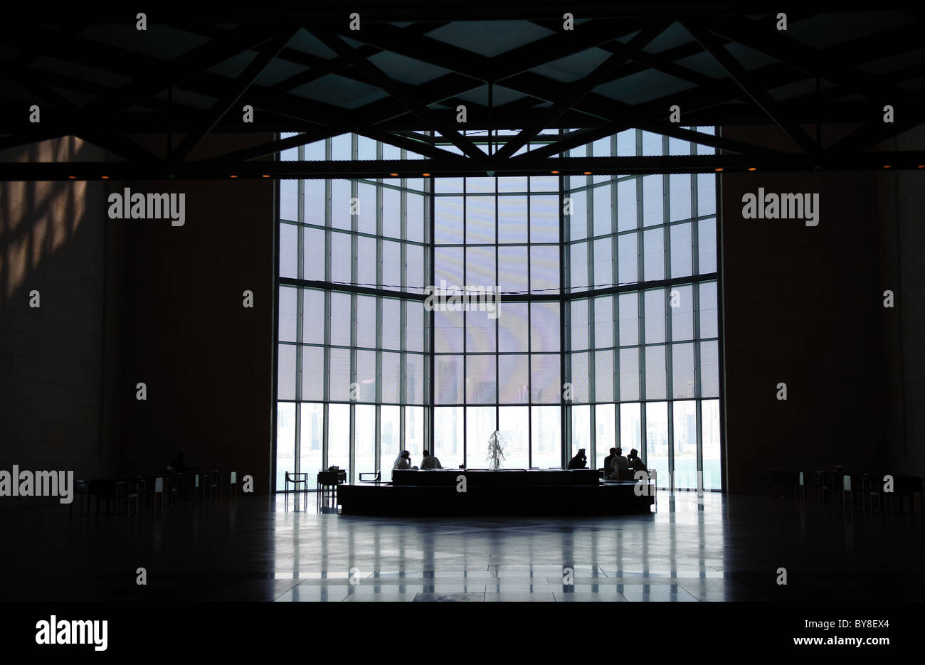 der Sitzbereich im Museum für islamische Kunst in Doha, Katar mit Blick auf die Skyline von Doha und Corniche Stockfoto
