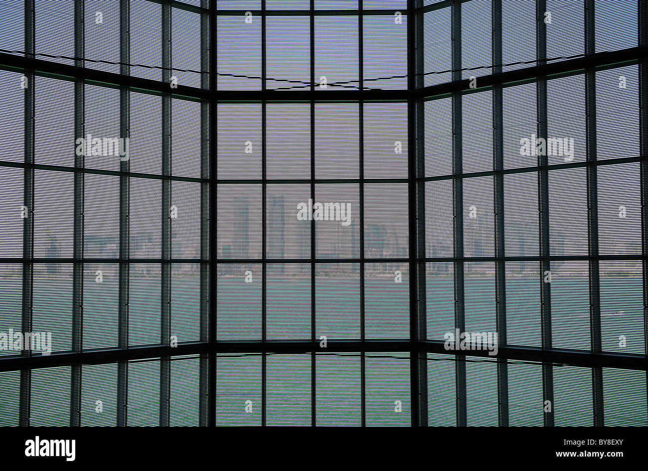 der Sitzbereich im Museum für islamische Kunst in Doha, Katar mit Blick auf die Skyline von Doha und Corniche Stockfoto