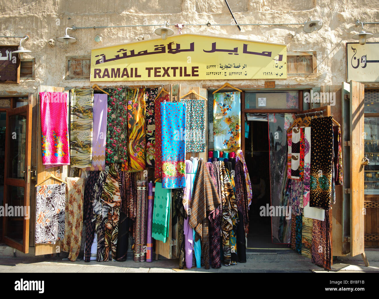 Ein Textilgeschäft im Souq Waqif in Doha in Katar Stockfoto