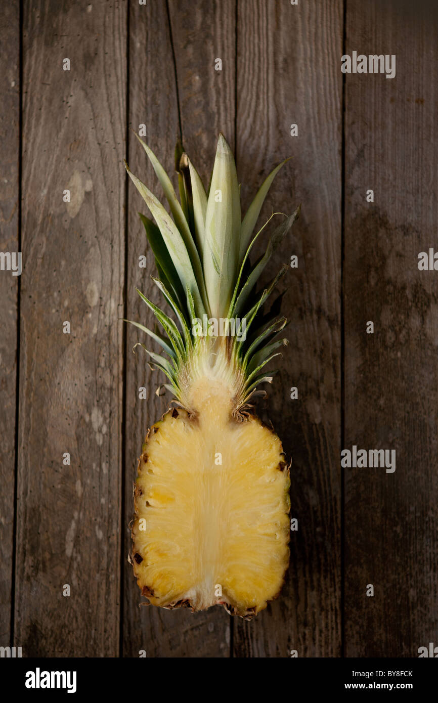 In Scheiben geschnittene Ananas auf ein rustikales Holz- Oberfläche Stockfoto