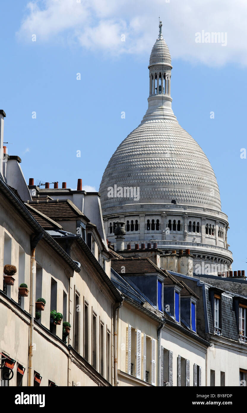 Die Kuppel von Sacre Coeur, überragt von den Straßen von Montmartre Stockfoto