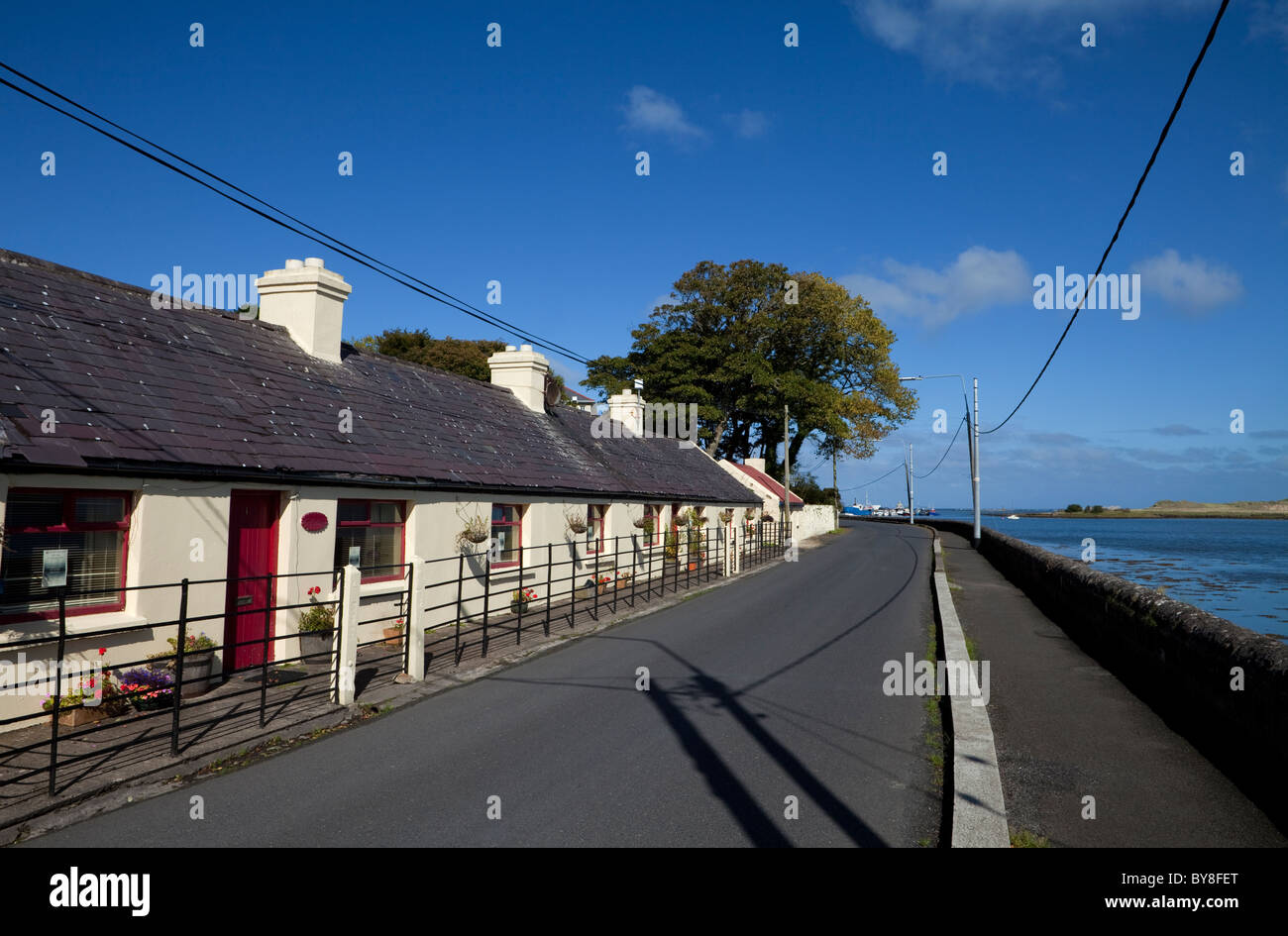 Terrassenförmig angelegten Bungalows in der Nähe von Hafen von Killala, Landeplatz von General Humbert und 1100 französischen Truppen 1798, County Mayo, Irland Stockfoto
