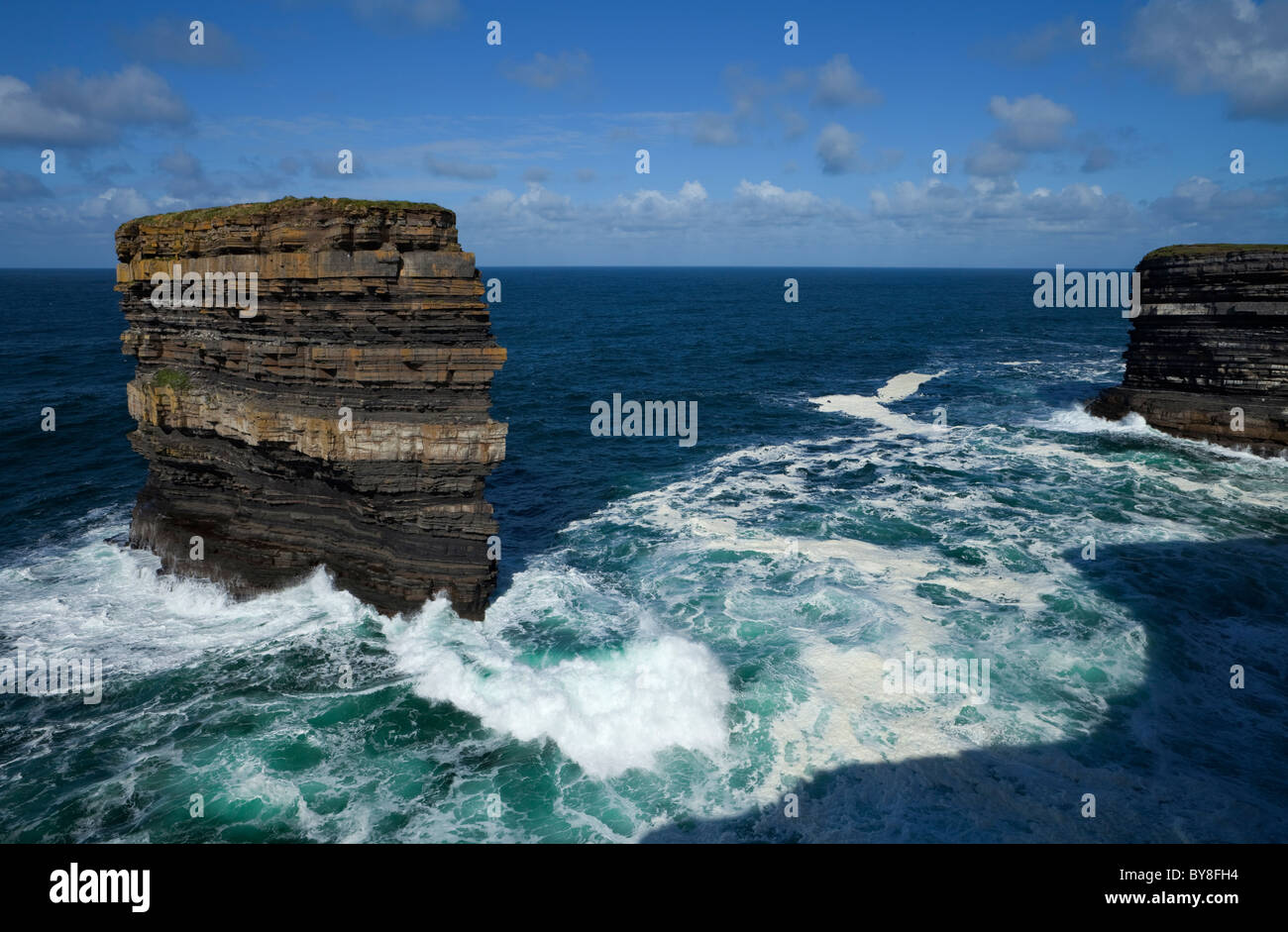 Doonbrisyty Meer Stapel aus den Klippen von Downpatrick Head, County Mayo, Irland Stockfoto