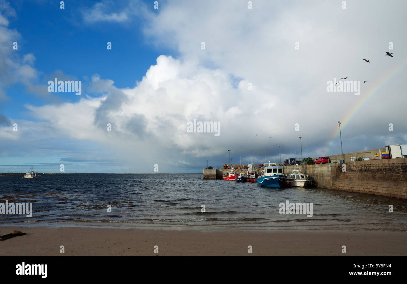 Regenbogen über dem Fischerhafen in Doonbeg Point, Blacksod Bay, die Halbinsel Mullet, County Mayo, Irland Stockfoto
