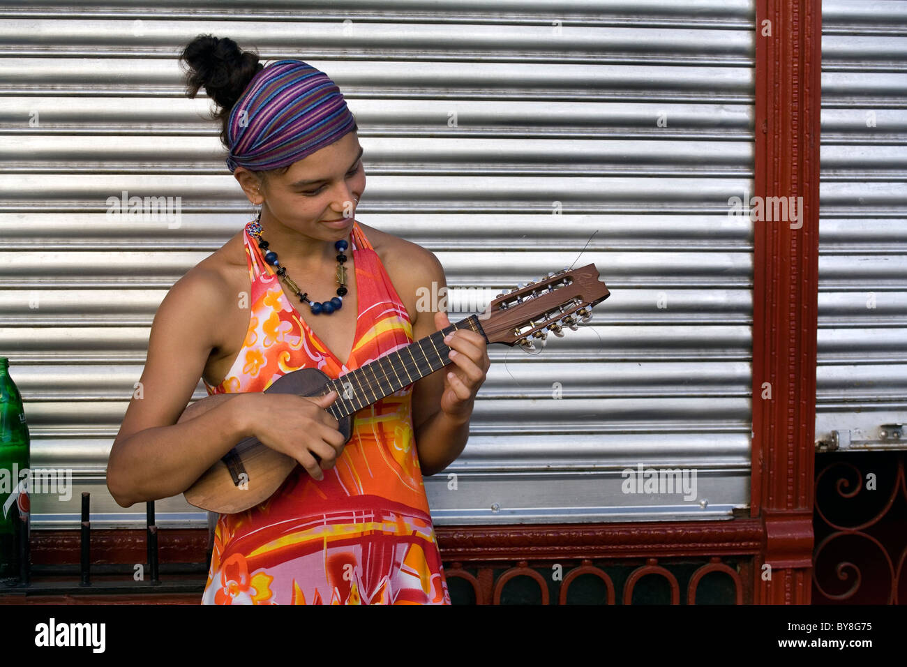 Junge Frau eine wenig Gitarre spielen, in der Straße von San Telmo, Buenos Aires, Argentinien Stockfoto