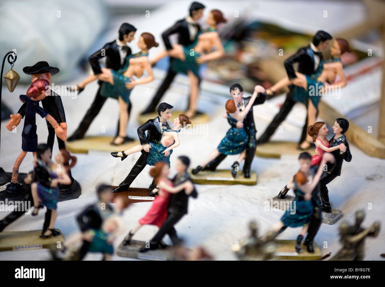 Statue von Tango-Tänzer auf einen Stall zum Verkauf in San Telmo, Buenos Aires, Argentinien Stockfoto