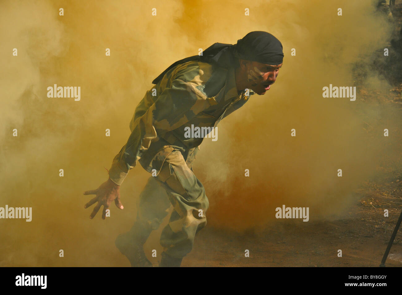 Eine indische Commando, die aus einer Nebelwand Hindernis Stockfoto