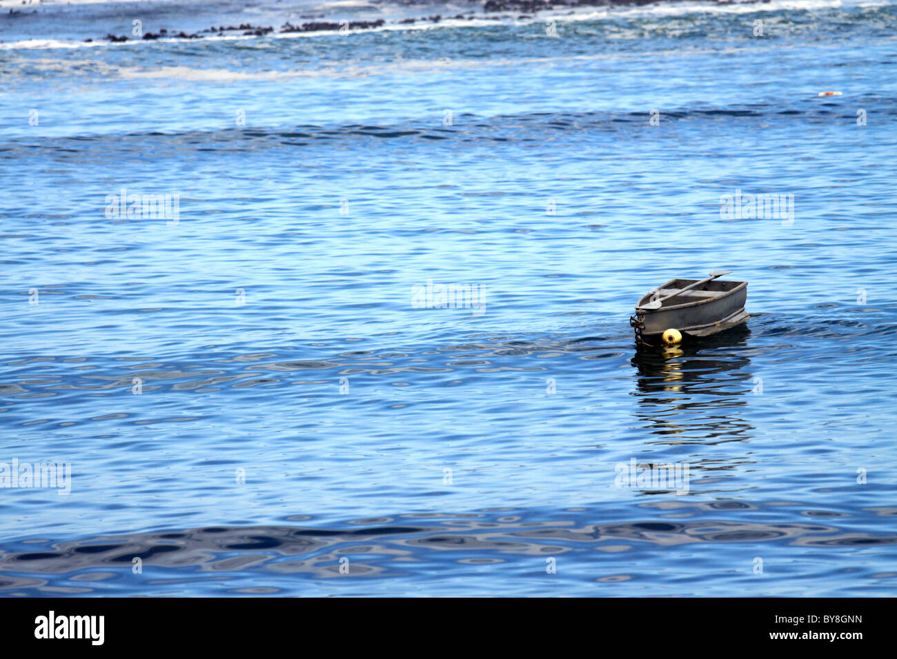 Kleines Ruderboot im Ozean in der Nähe von Noordhoek, Kapstadt Stockfoto