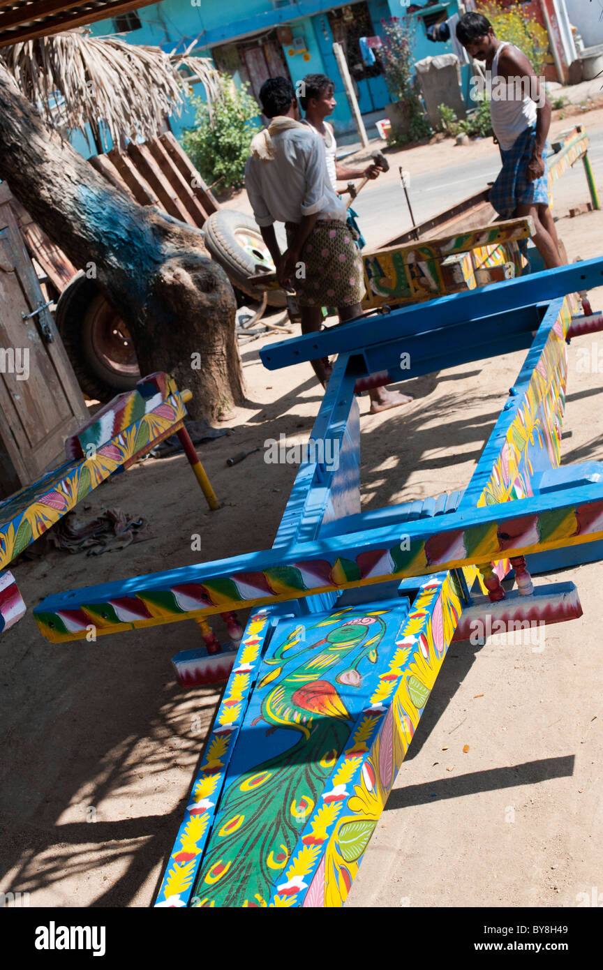 Hand bemalten Ochsenkarren Fahrwerk/Rahmen außerhalb der Hersteller Shop. Andhra Pradesh, Indien Stockfoto