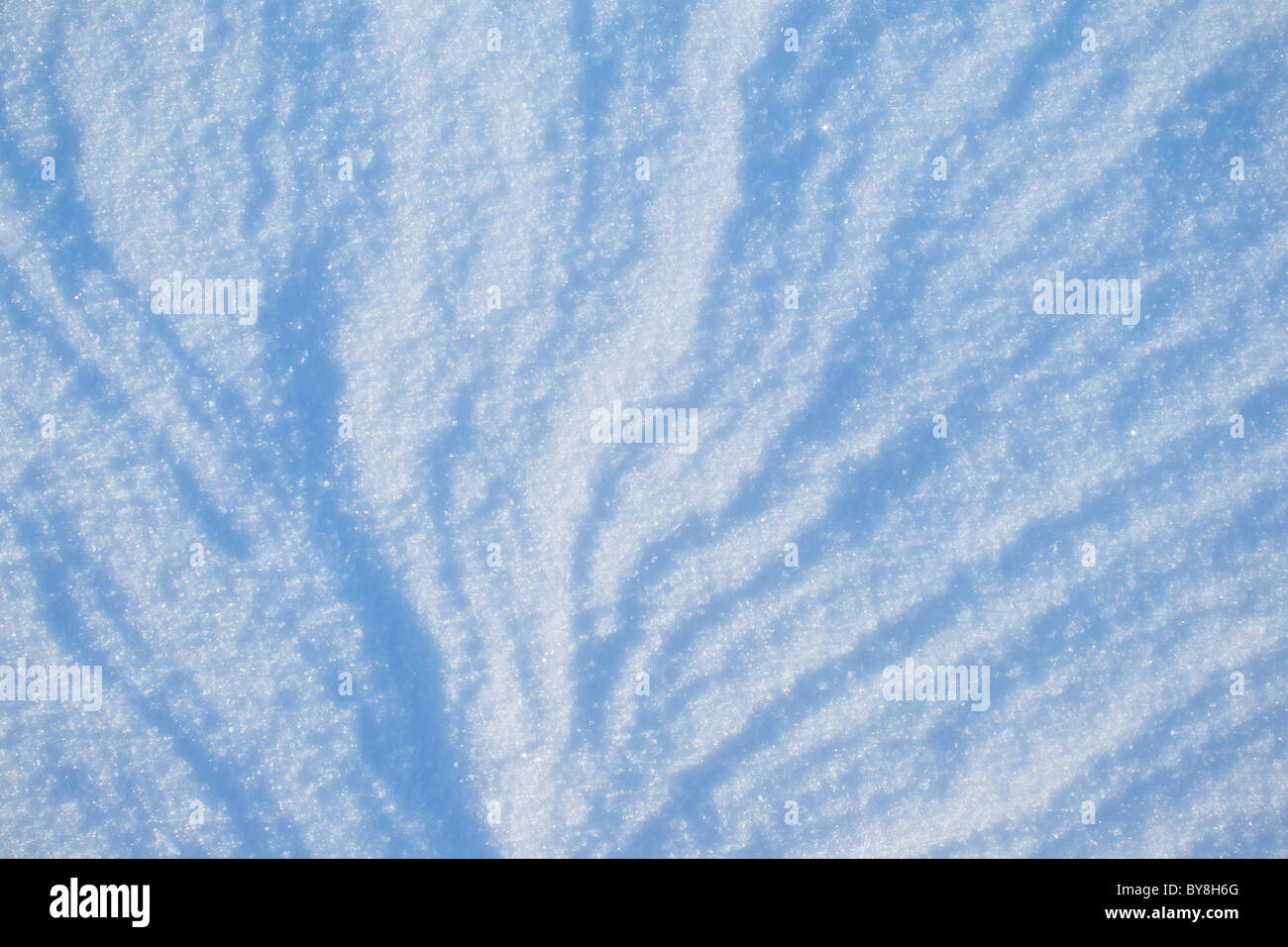 Wind geformten fächerförmige Muster in den Schnee. Stockfoto