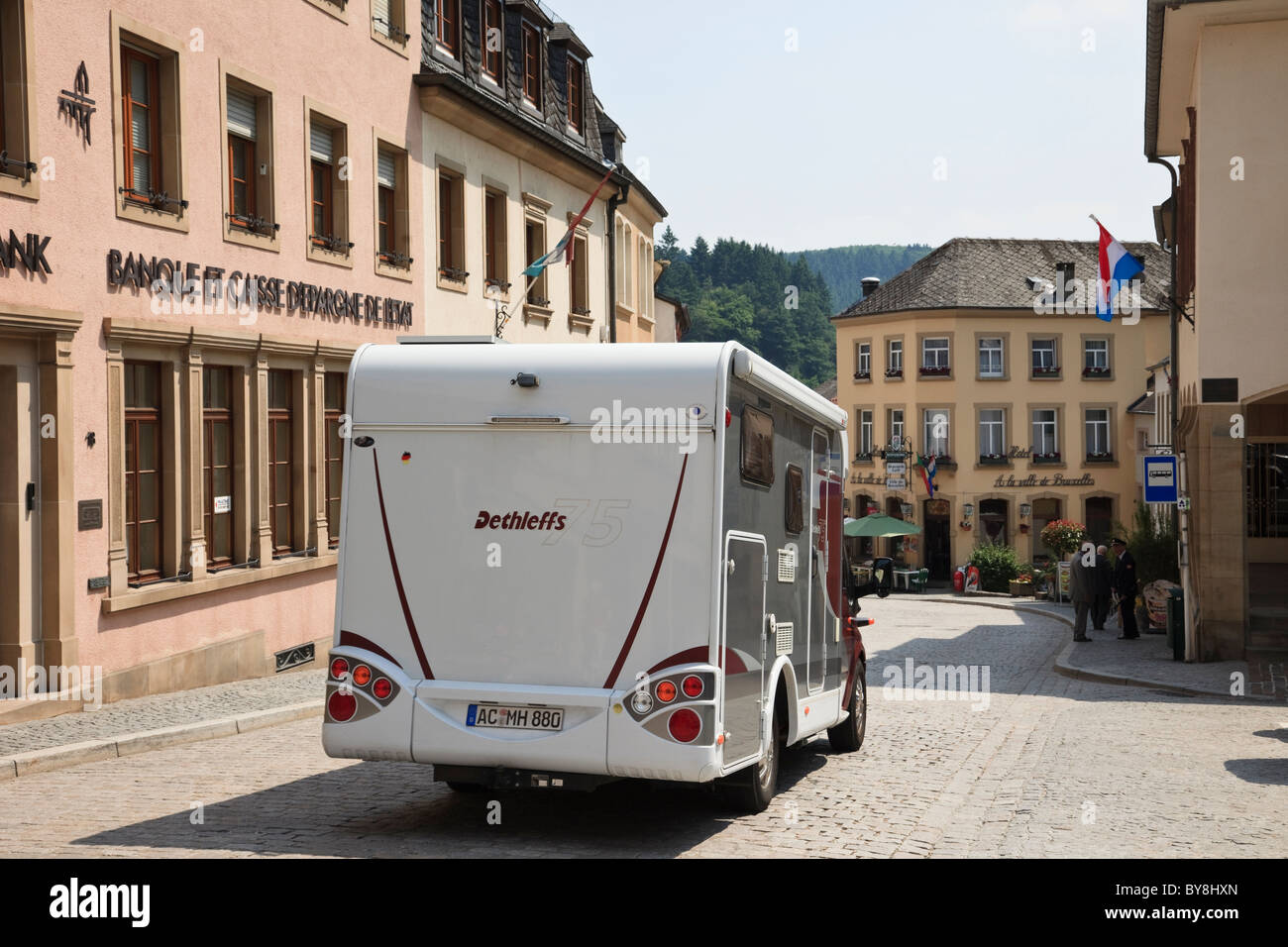 Vianden, Luxemburg, Europa. Wohnmobil Wohnmobil fahren entlang der gepflasterten Hauptstraße im historischen Dorf Stockfoto