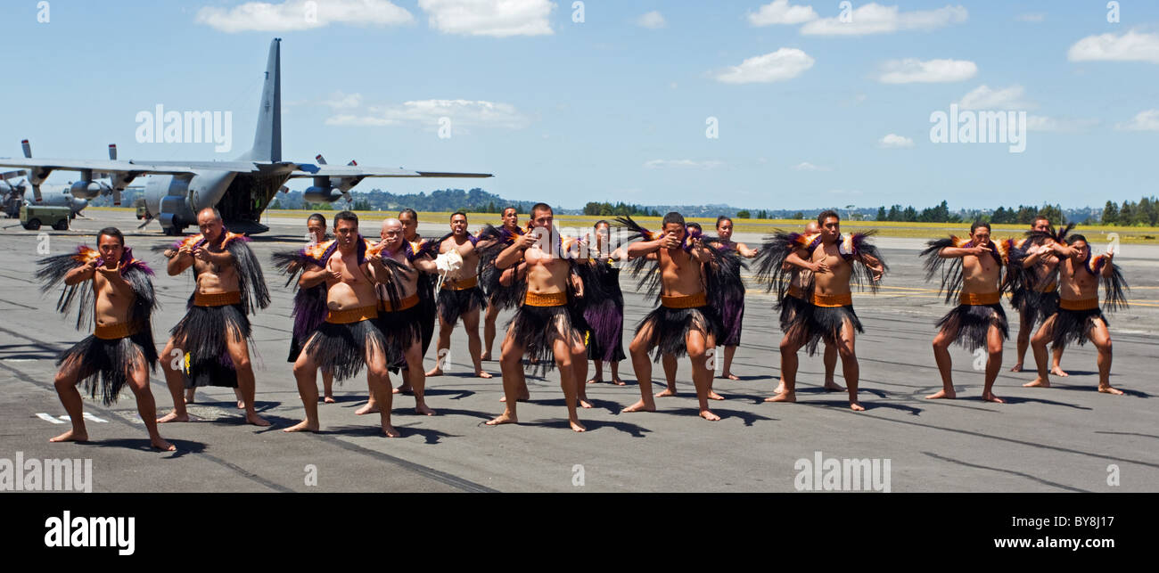 Eine traditionelle Maori Begrüßung Powhiri, findet statt auf einem Militärflugplatz, RNZAF Basis Whenuapai, Auckland, Neuseeland Stockfoto