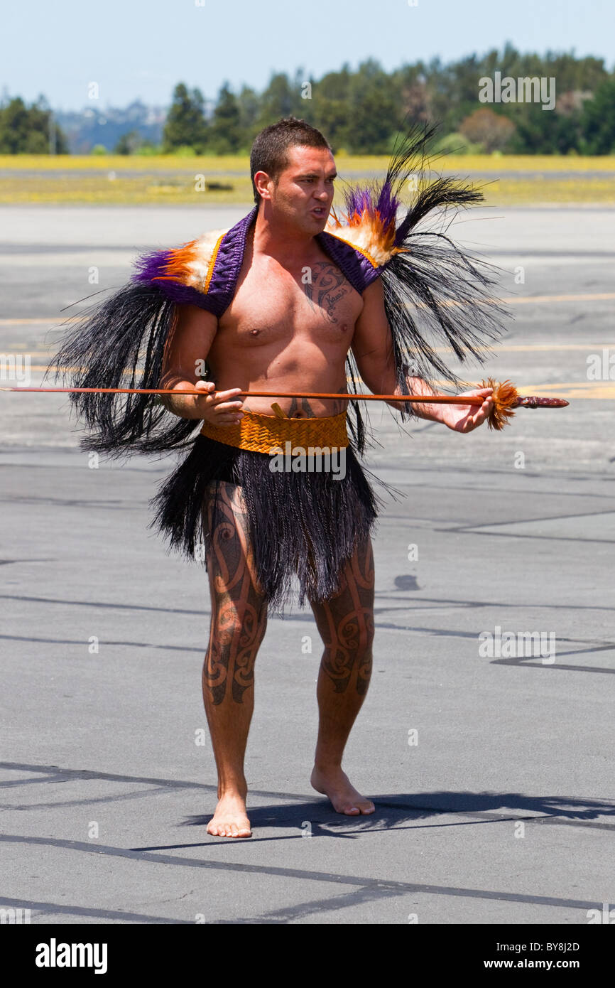 Eine traditionelle Maori Begrüßung Powhiri, findet statt auf einem Militärflugplatz, RNZAF Basis Whenuapai, Auckland, Neuseeland Stockfoto