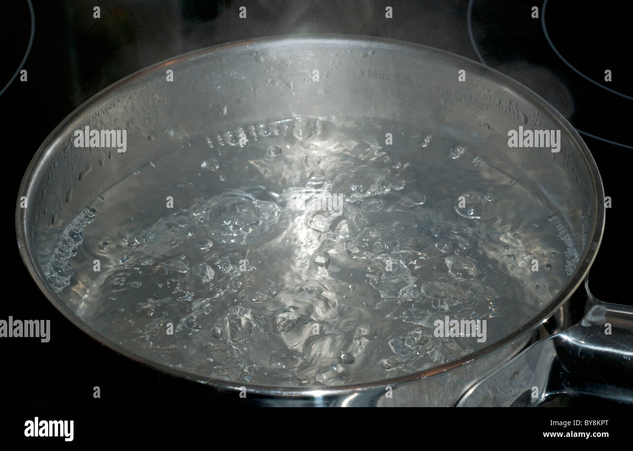 Topf mit kochendem Wasser Stockfoto