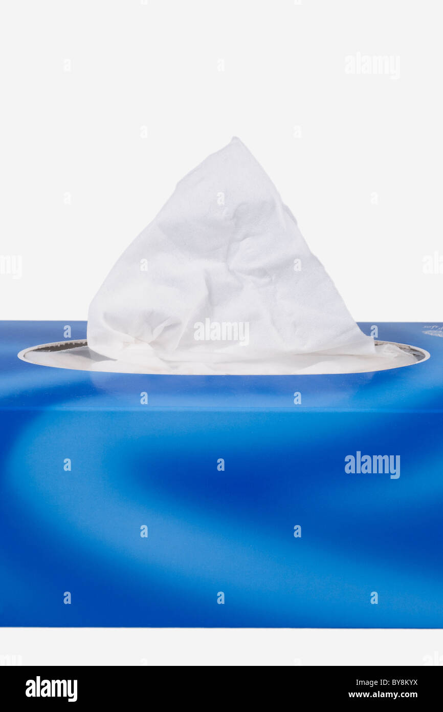 Kleenexbox und Gewebe auf weißem Hintergrund Stockfoto