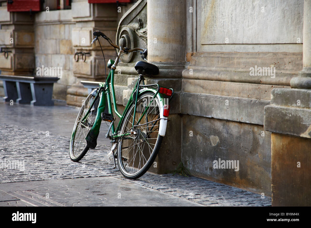 Fahrrad auf einer Wand liegend Stockfoto