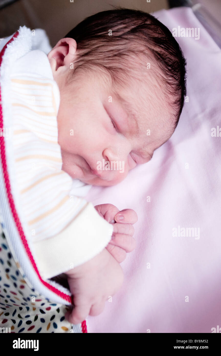 Neugeborenes Baby im Krankenhaus einen Tag alt in seinem Bettchen schlafen Stockfoto