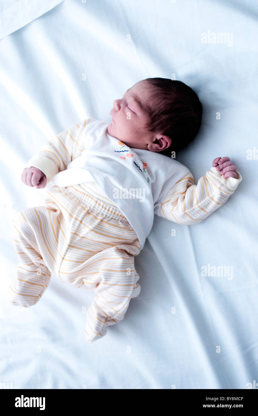 Neugeborenes Baby im Krankenhaus einen Tag alt in seinem Bettchen schlafen Stockfoto