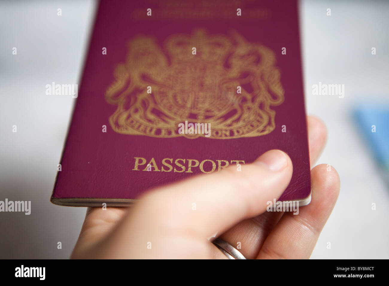 Frau, Besitz eines britischen Passes Stockfoto