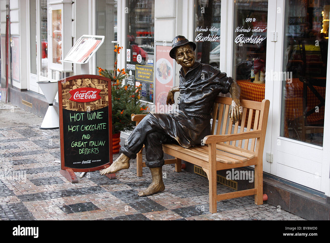 Bronzestatue des Menschen sitzen auf einer Bank auf dem Wenzelsplatz, Prag, Tschechische Republik. Stockfoto