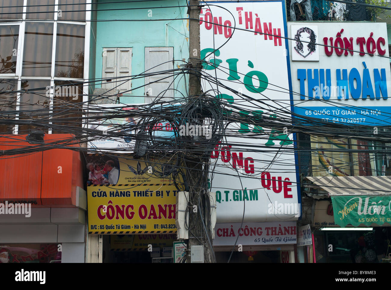 Gewirr von Straßen Kabel für Power & Telekommunikation, Hanoi, Vietnam Stockfoto