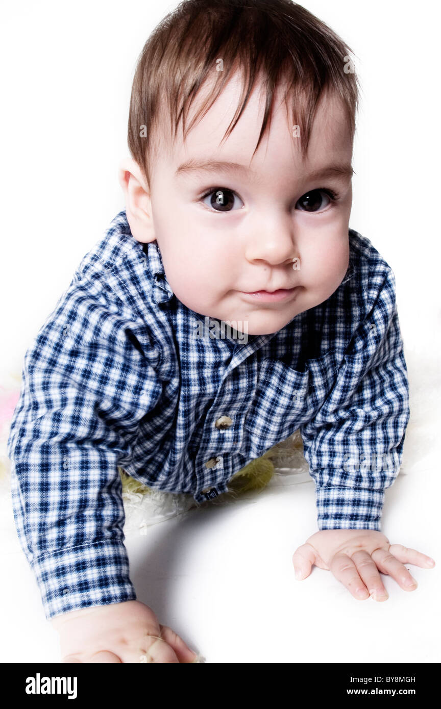 Einjähriger Junge kriechen Stockfoto