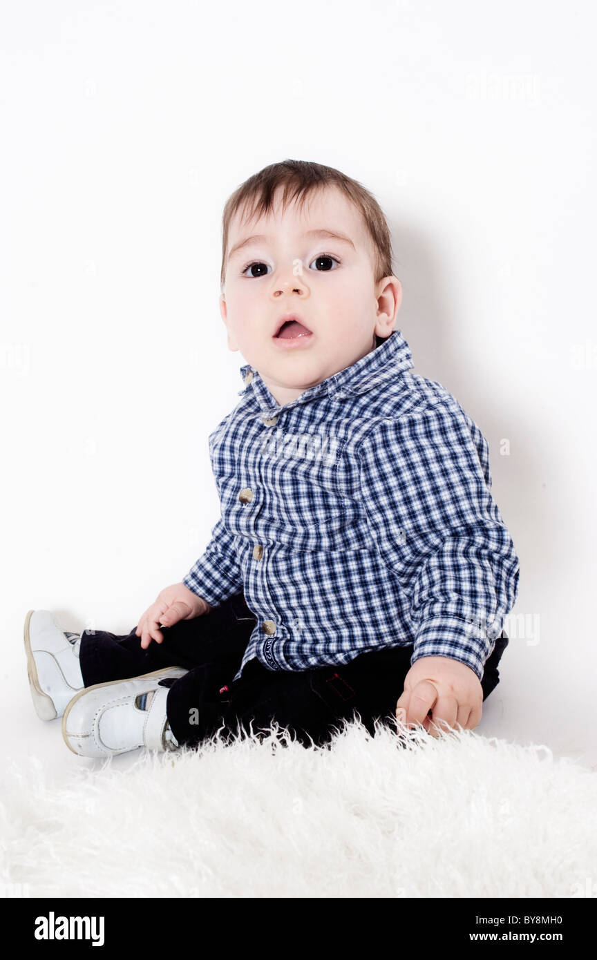 Einjähriger Junge auf weiß Stockfoto