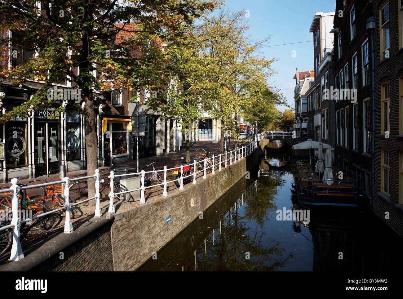 Sonnigen Morgen in einem Kanal in Delft, Holland. Stockfoto