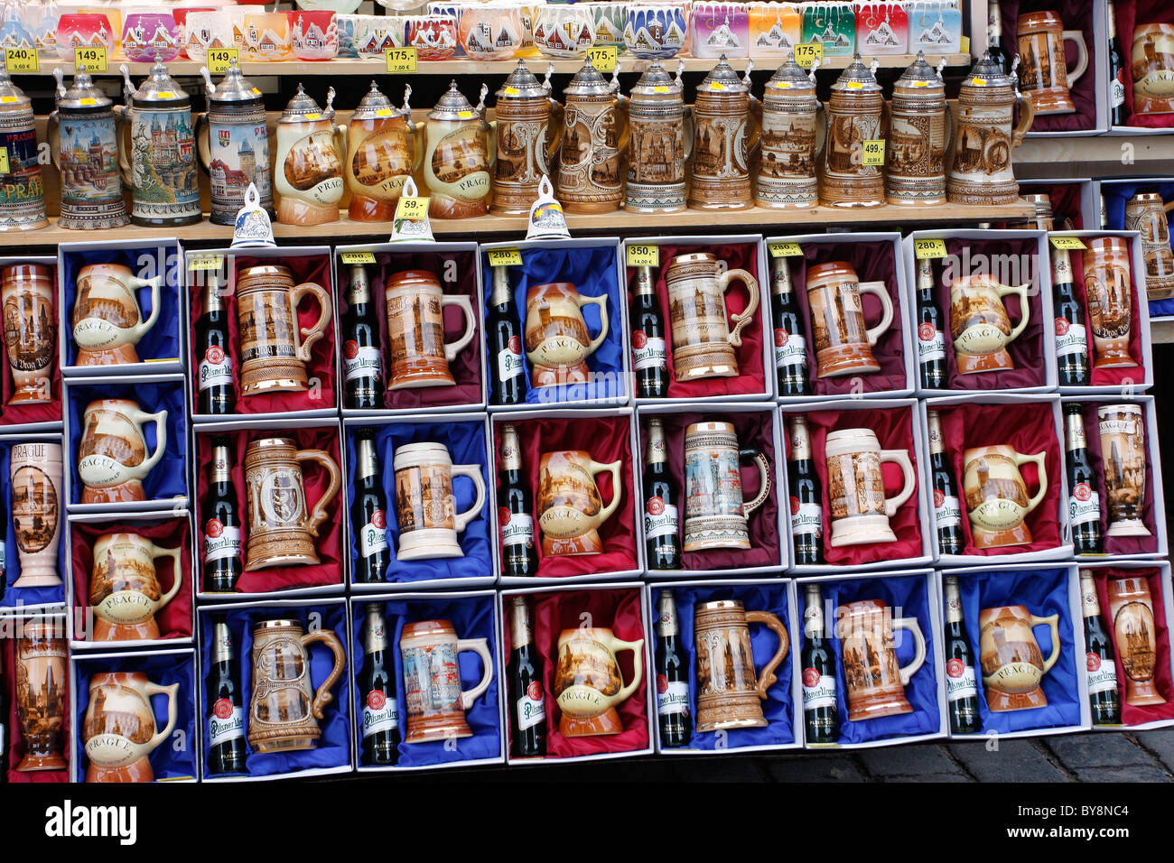 Tschechische Stein trinken Tassen für Verkauf auf einem Weihnachtsmarkt in Prag, Tschechien. Stockfoto