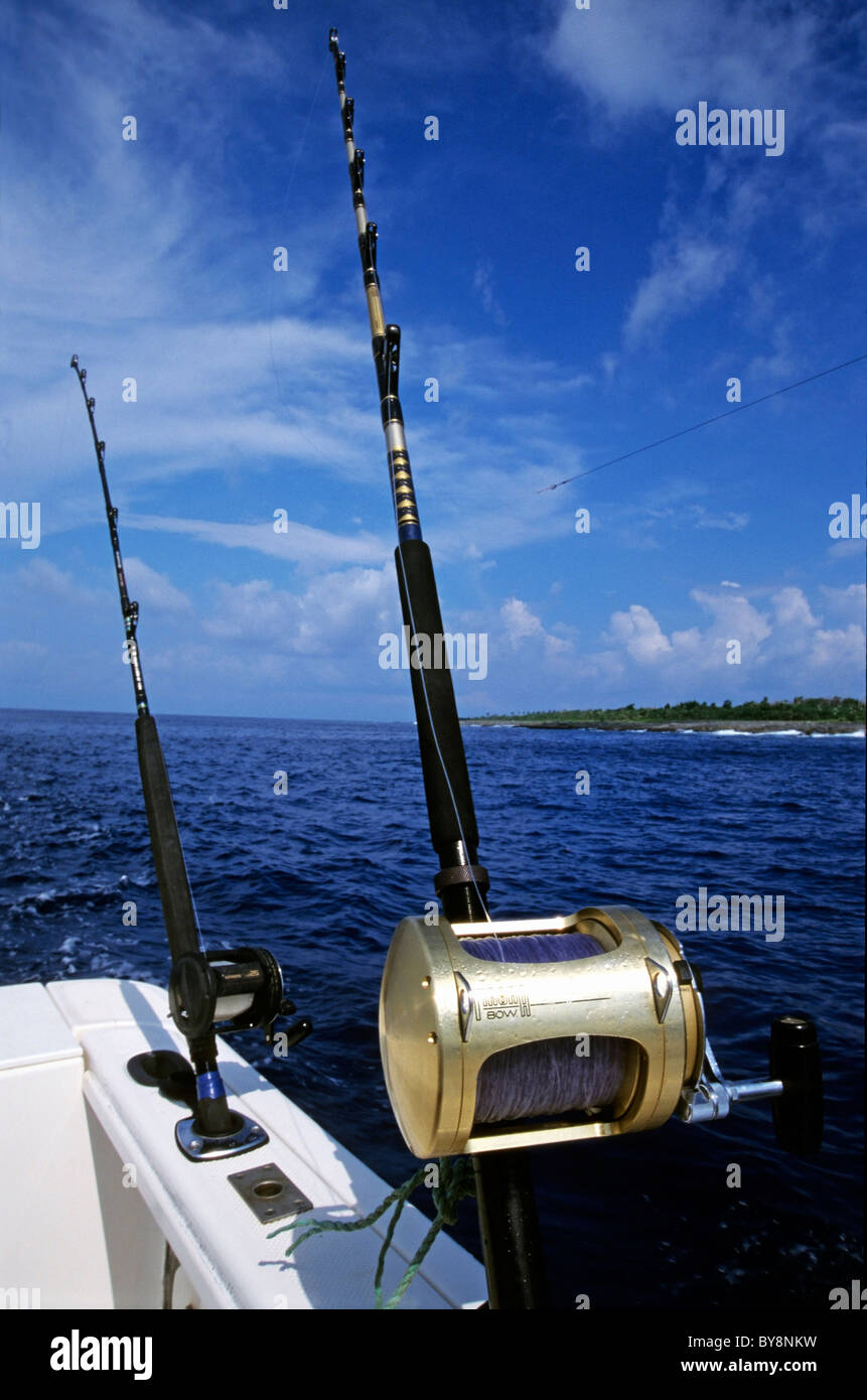 Zwei Angelruten auf einem Boot in der Nähe der Insel Efate in Vanuatu. Stockfoto