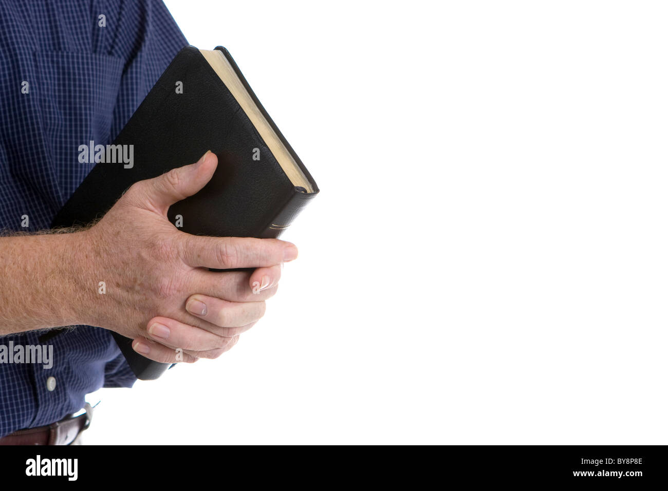 Missionarische Mann hält seine Bibel mit Interlock Fingern zu beten. Stockfoto