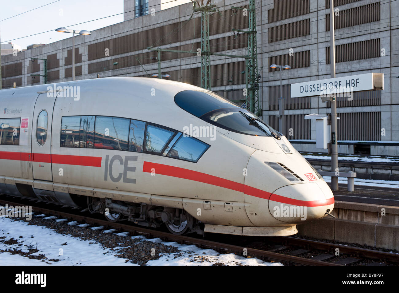 Deutsche Eisenbahn Intercity Express (ICE) Düsseldorf HBF (Hauptbahnhof, Deutschland). Stockfoto