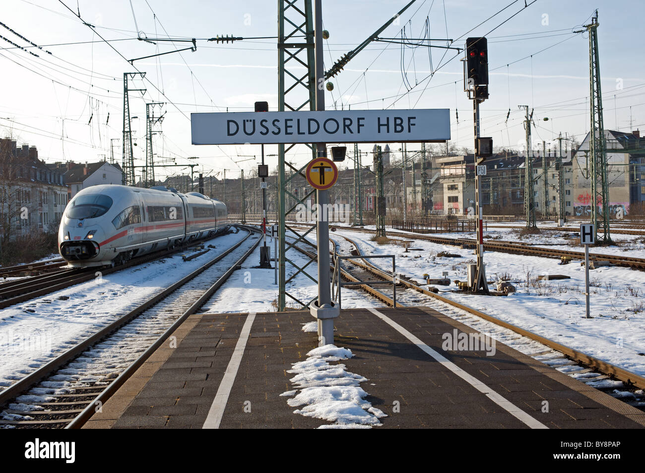 Deutsche Eisenbahn Intercity Express (ICE) Düsseldorf HBF (Hauptbahnhof), Deutschland. Stockfoto