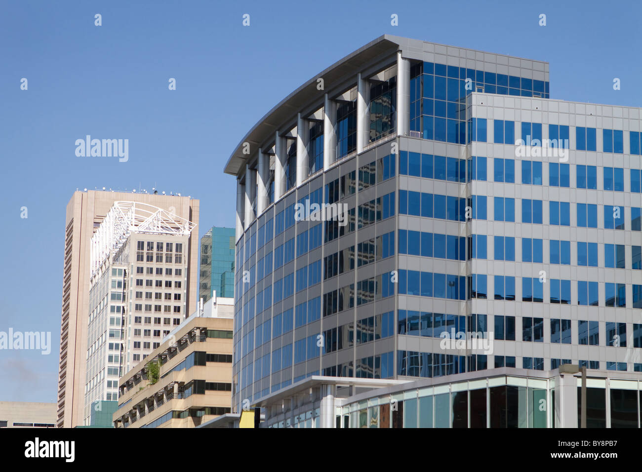 Moderne Bürogebäude füllen die Skyline der Innenstadt von Baltimore, Maryland. Stockfoto