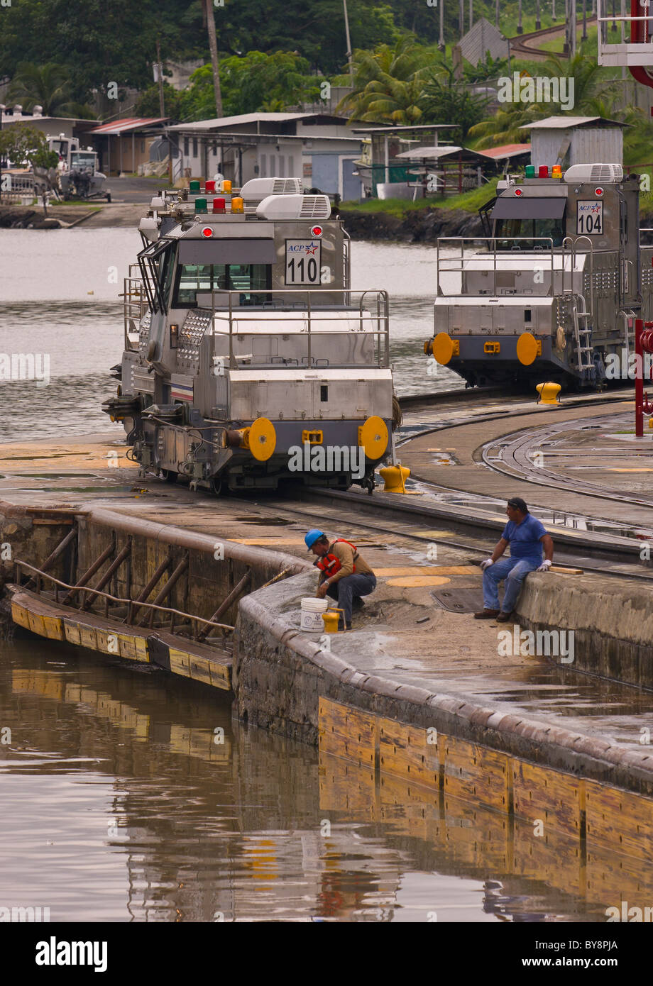 PANAMA - Arbeiter und elektrische Lokomotiven auch bekannt als Maultiere an Pedro Miguel Schleusen des Panama-Kanals. Stockfoto