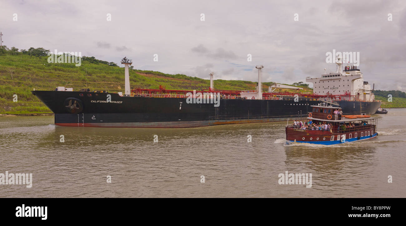 PANAMA - Touristenboot und Frachter auf Panama-Kanal. Stockfoto