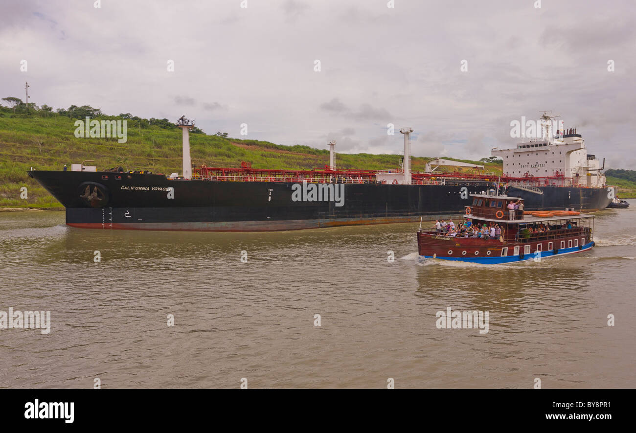 PANAMA - Touristenboot und Frachter auf Panama-Kanal. Stockfoto