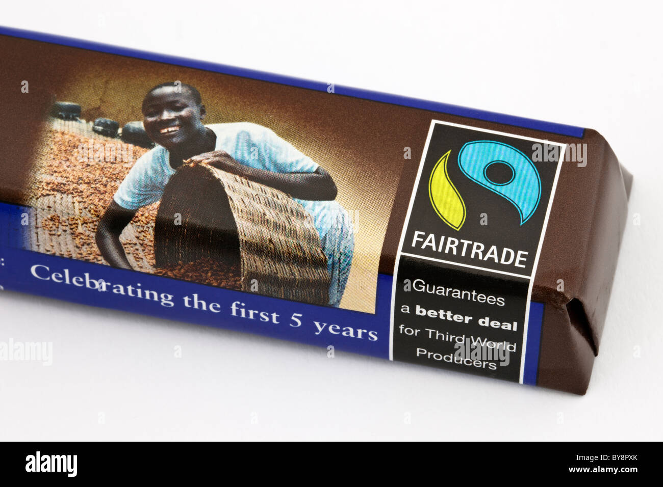 Nahaufnahme der Fairtrade Schokolade Bar verpackt im Wrapper mit Fair-Trade-Logo und Label. England-UK-Großbritannien Stockfoto
