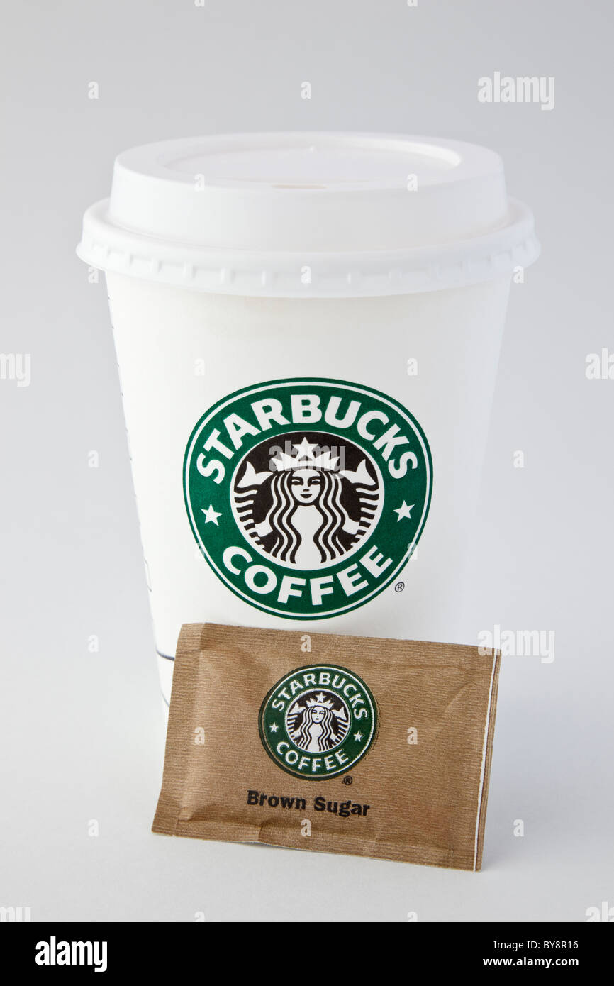 Starbucks Einweg-injektionsnadeln Papier takeaway Kaffeetasse Einsatz mit Kunststoff trinken gehen - durch Deckel und ein Päckchen von braunem Zucker. England Großbritannien Stockfoto
