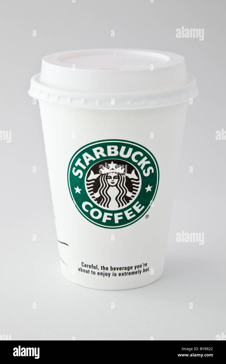 Ein Starbucks Take-away-Einweg takeout Papier Kaffeetasse mit Kunststoff trinken gehen - durch Deckel auf einfachen Hintergrund isoliert. England Großbritannien Großbritannien Stockfoto