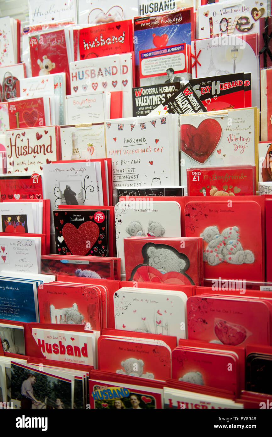 Racks von Valentinskarten zum Verkauf an einem Seitenarm des W H Smith Kiosk Shop Shop, UK Stockfoto