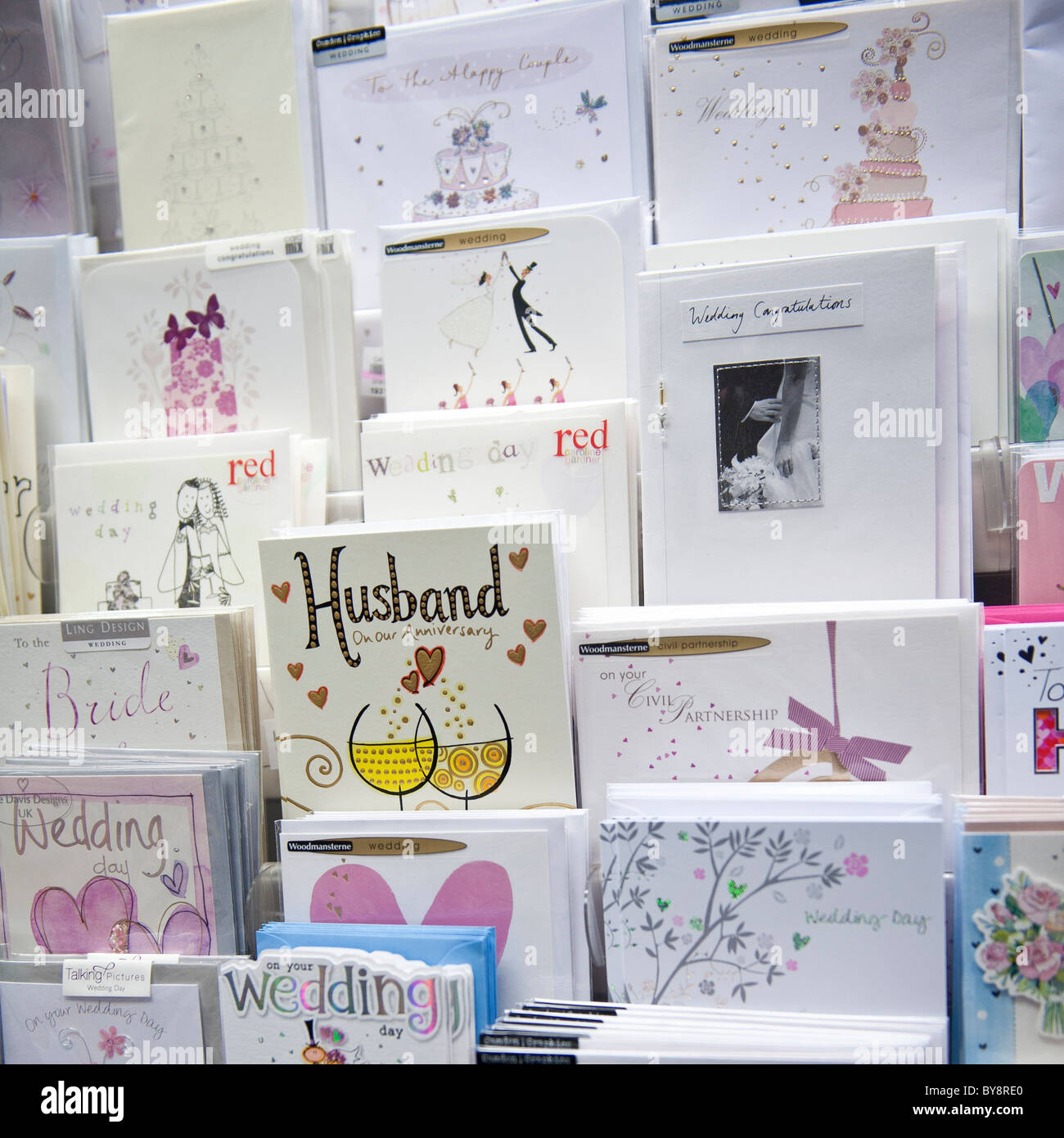 Racks von Hochzeitskarten zum Verkauf an einem Seitenarm des WH Smith, UK Stockfoto