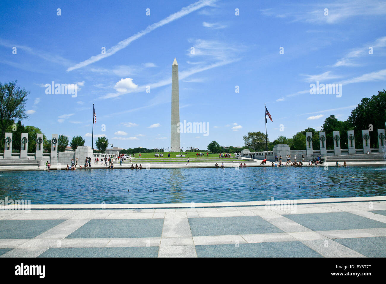 Das National World War II Memorial und das Washington Monument; Washington, DC; USA; Amer Stockfoto