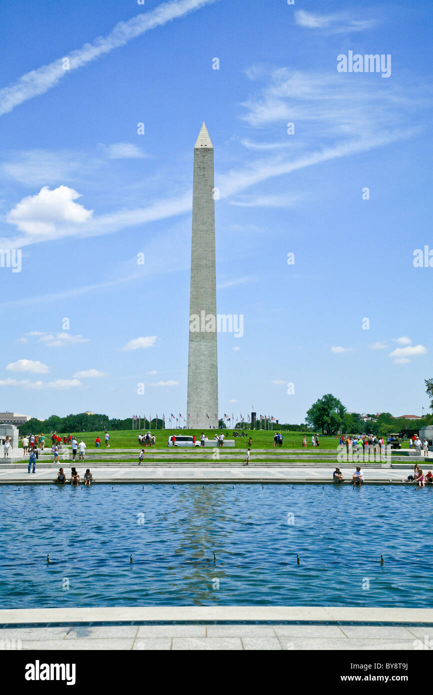 Washington Monument und das National World War II Memorial und das Washington Monument; Washington, DC; USA; Amer Stockfoto