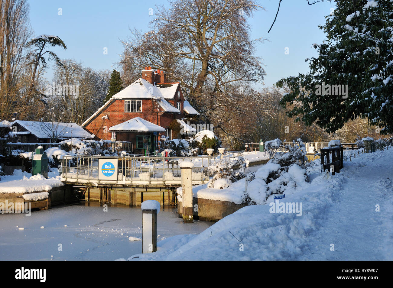 Sonning Schloss an der Themse, Sonning an der Themse, Berkshire, Großbritannien im Winter Schnee, die den zugefrorenen Fluss. Stockfoto