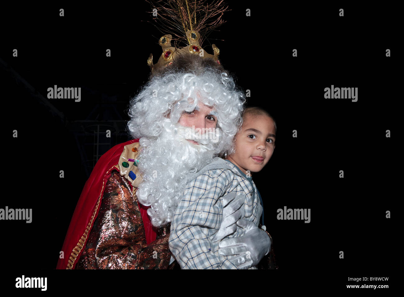 Einer der 3 Könige hält einen kleiner Junge in ein Fest der Erscheinung des Herrn in Teneriffa, Kanarische Inseln, Spanien Stockfoto